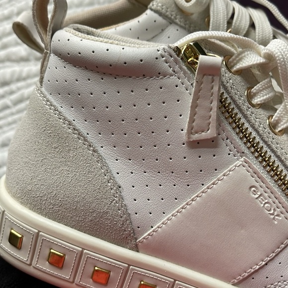 White size 7 women’s high top white sneakers with gold accents - Picture 7 of 7